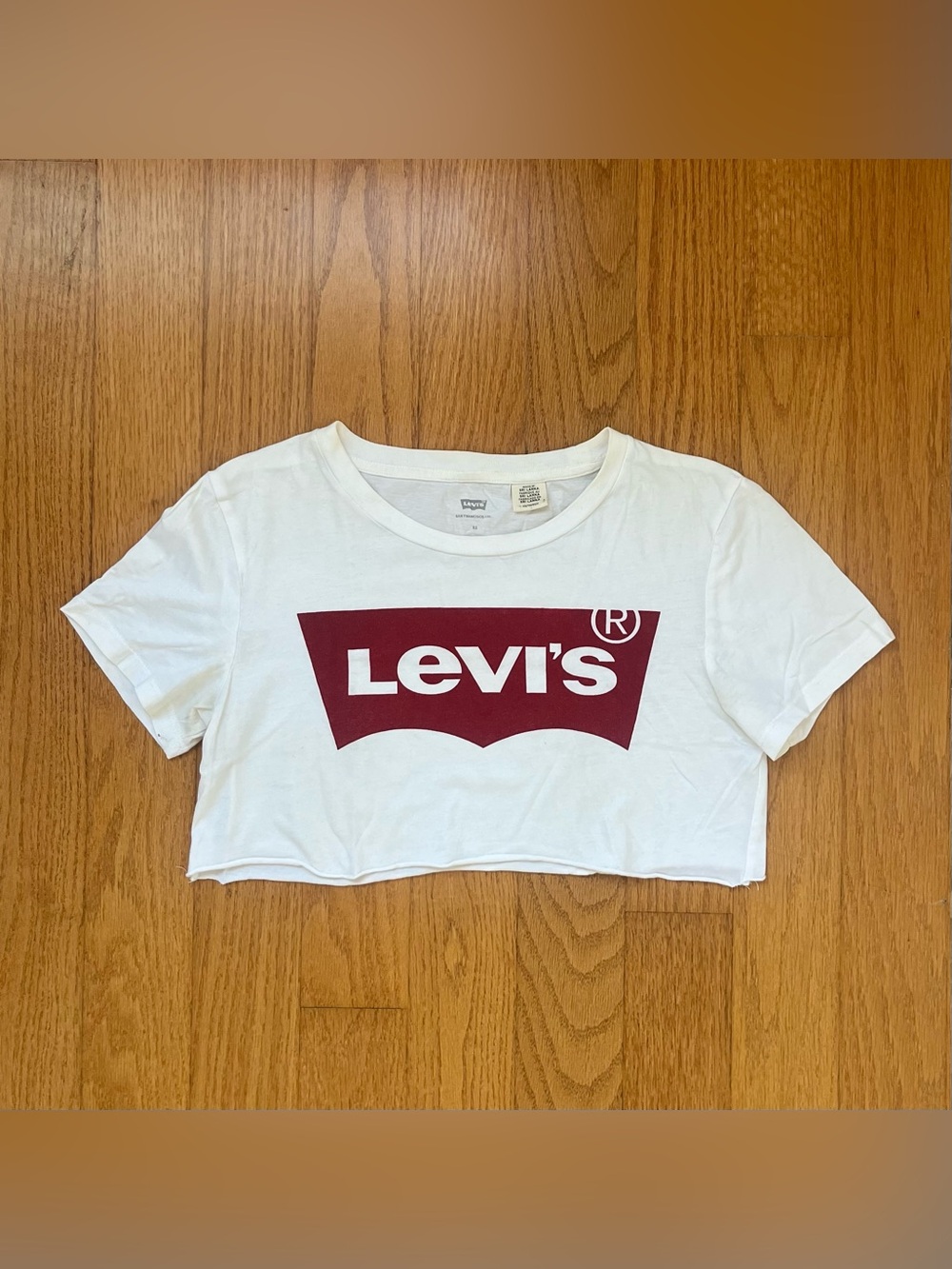 White Levi's cropped tee with red logo